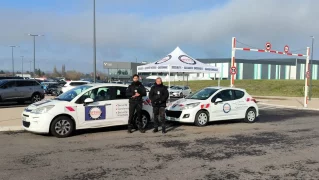 deux véhicules et deux agents EPSSIG