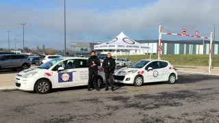 deux véhicules et deux agents EPSSIG